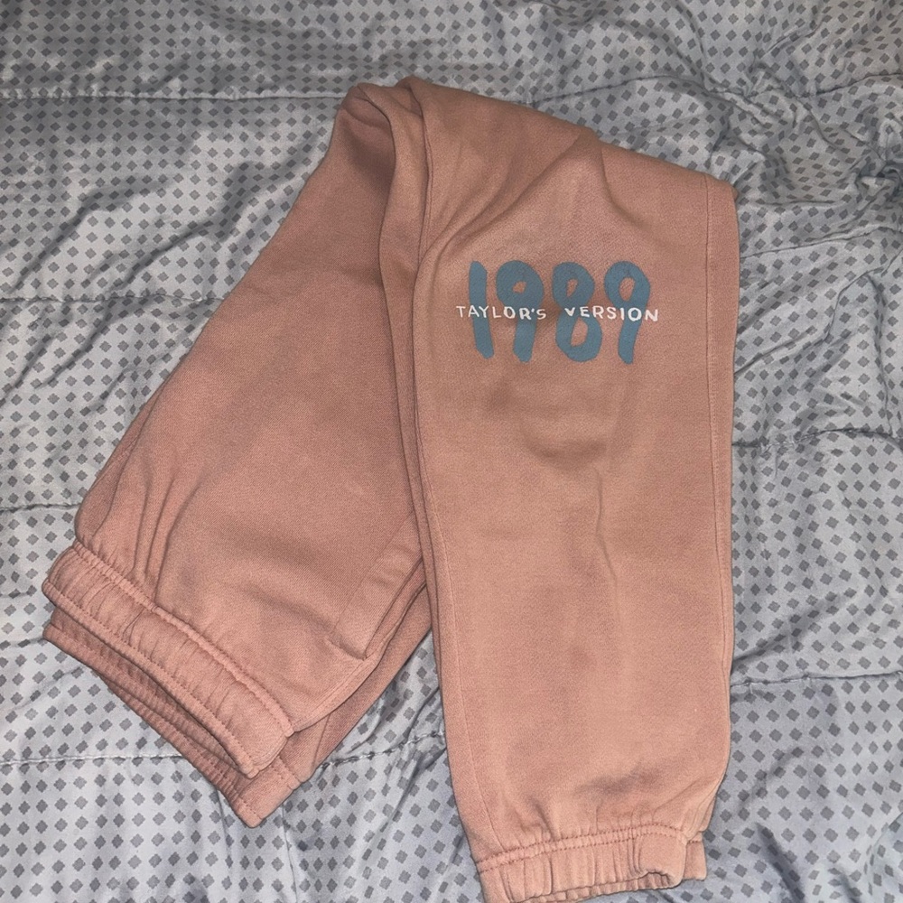 1989 (TAYLORS VERSION) PINK SWEATPANTS
